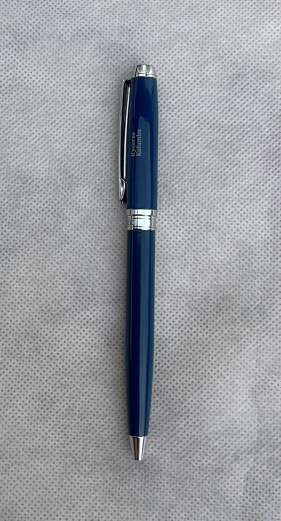 Długopisy dostępne z wkładem niebieskim lub czarnym